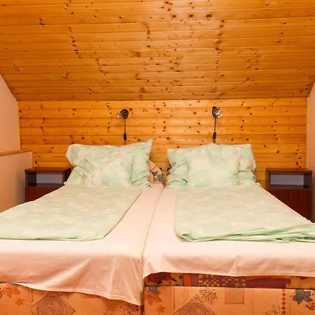 Familia Nyaralo 89 Balatonfenyves